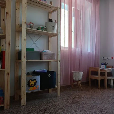 Ράφια με θεραπευτικό υλικό και παιδικό τραπεζάκι