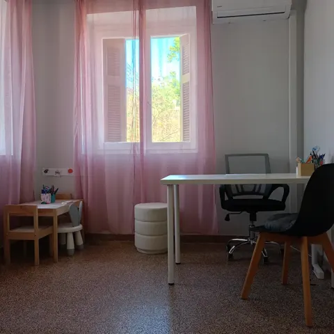 Αίθουσα θεραπείας με γραφείο και παιδικό τραπεζάκι