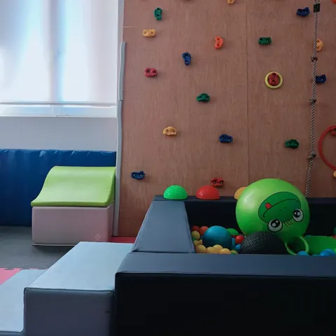 Τοίχος αναρρίχησης και πισίνα με μπαλάκια