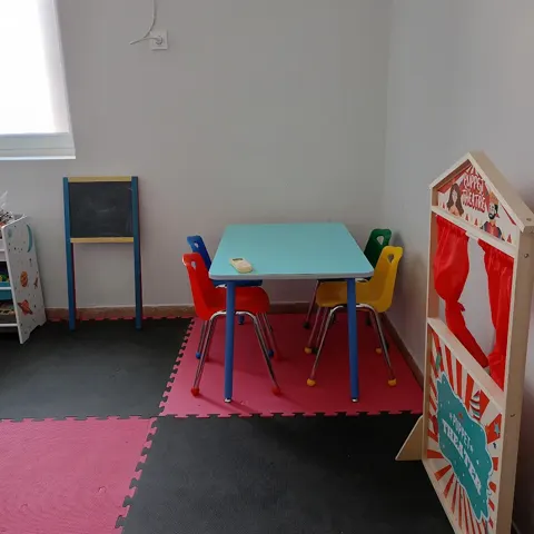 Χώρος παιχνιδιού με τραπεζάκι και κουκλοθέατρο