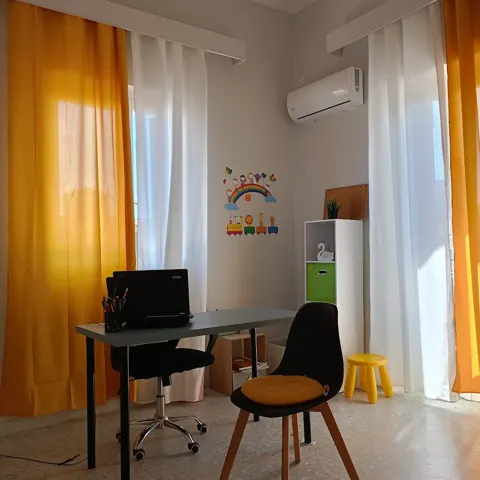 Αίθουσα με γραφείο και παιδική καρέκλα