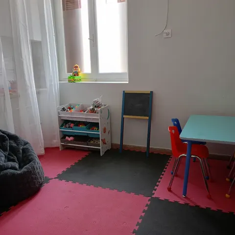Αίθουσα με τραπεζάκι, πίνακα και παιχνίδια
